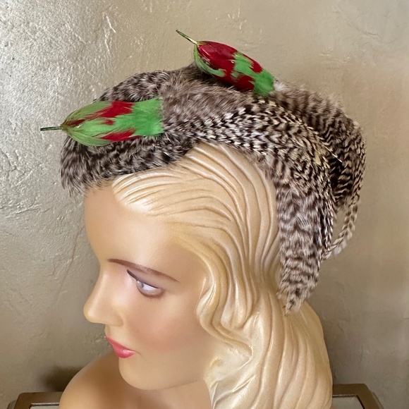 ASTOUNDING HIG FASHION 1940's SPOTTED FEATHER HAT WITH 2 "BIRDS"/TAILS - Picture 3 of 16